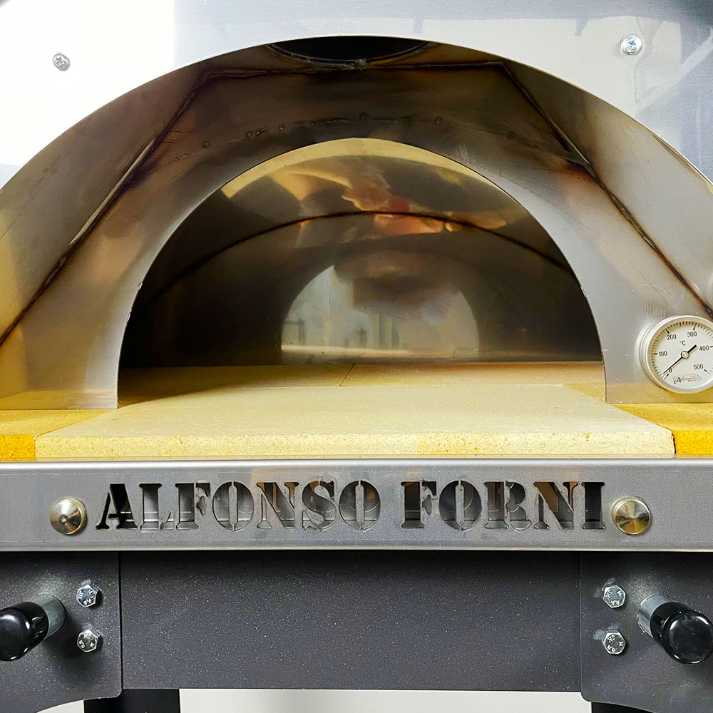 Uniform heat distribution in the Alfonso 2 Pizze full optional wood-fired oven with cart