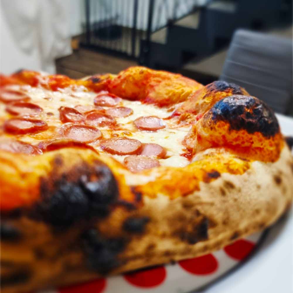 Pizze croccanti e pietanze cotte uniformemente, con il Forno ibrido a legna/gas Alfonso 4 Pizze