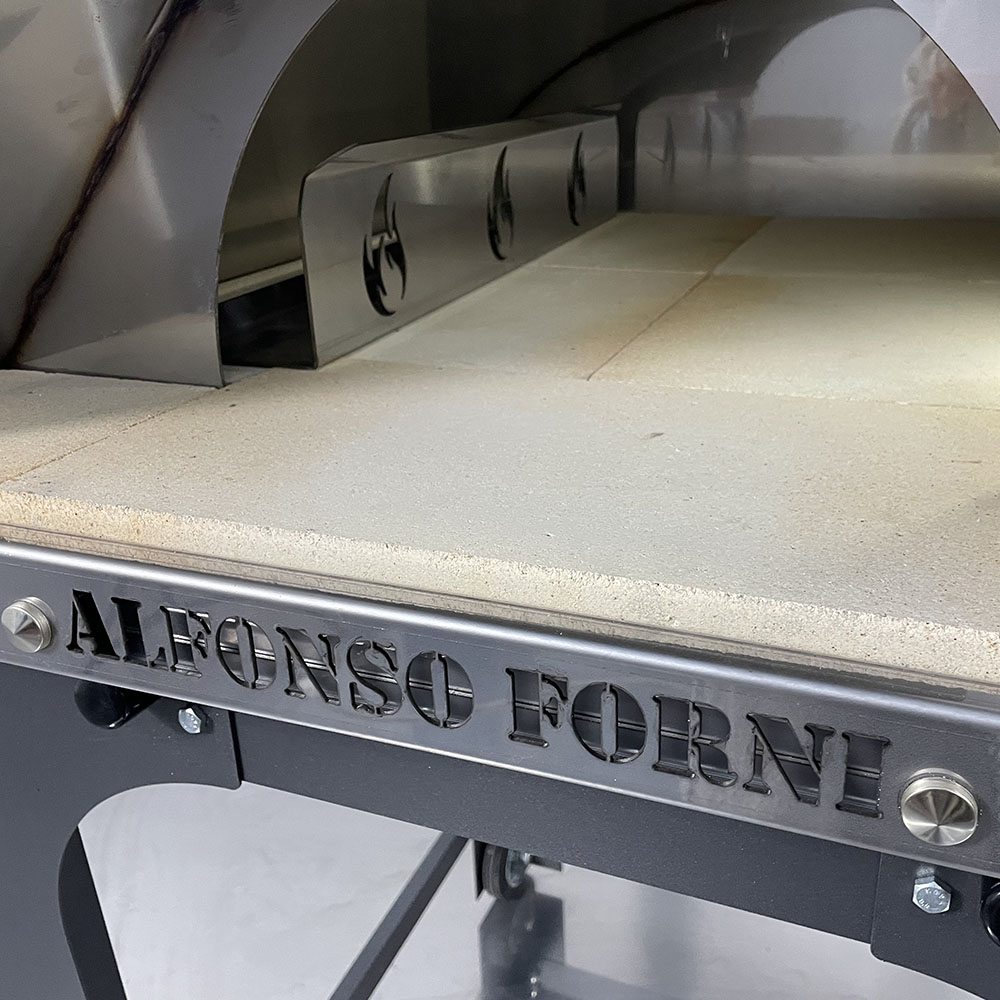 La distribuzione uniforme del calore nel Forno a legna Alfonso 4 Pizze full optional con carrello