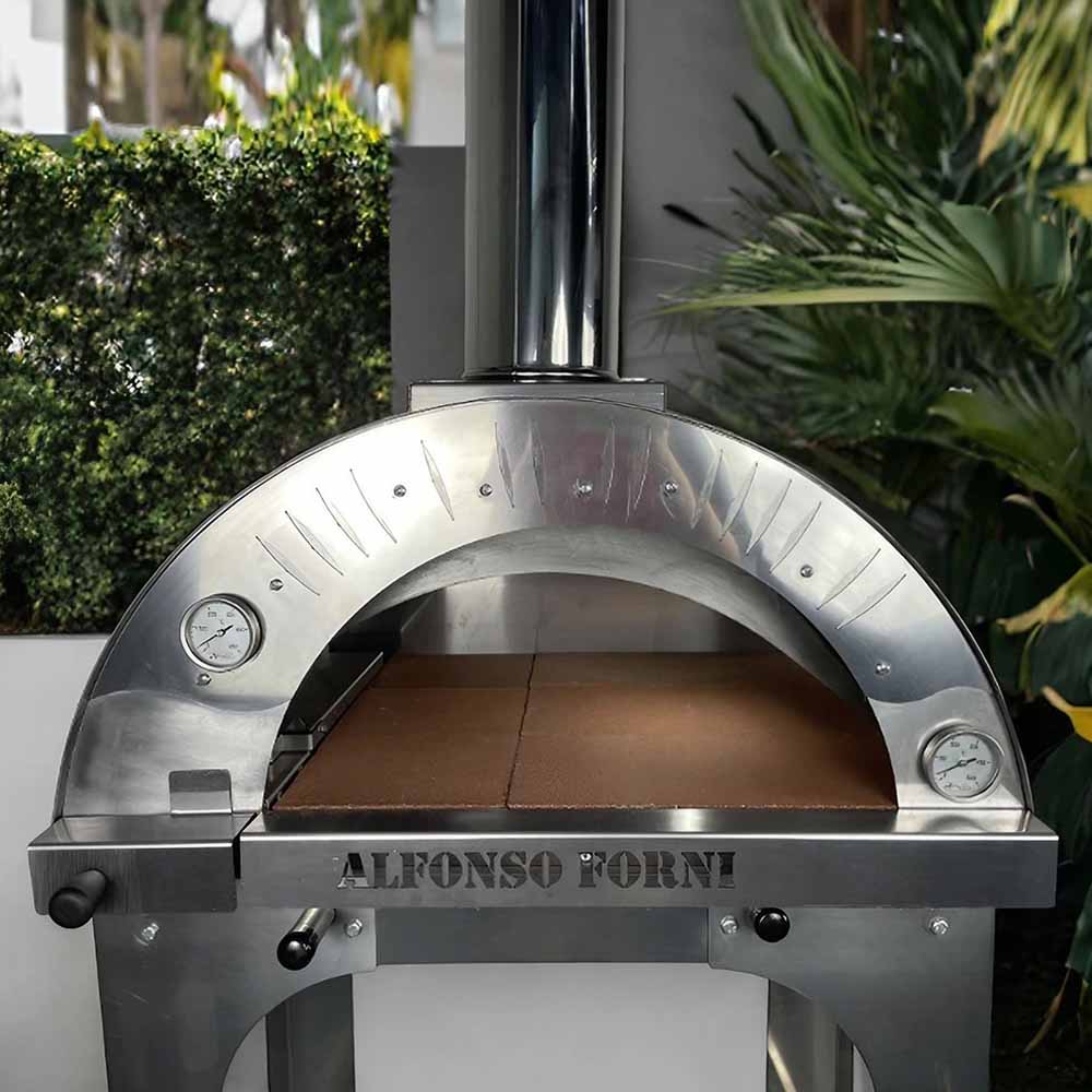 La distribuzione uniforme del calore nel Forno ibrido a legna/gas Alfonso 2 Pizze con carrello