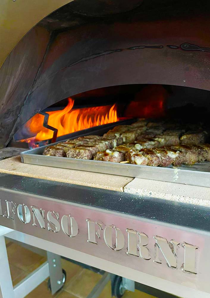 Forno ibrido a legna/gas Alfonso 6 Pizze dettaglio carne al forno